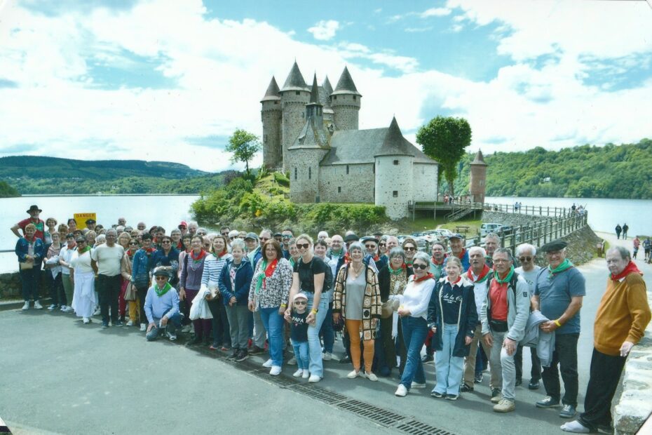 Accueil St Lon groupe devant chateau de Val mai 2024
